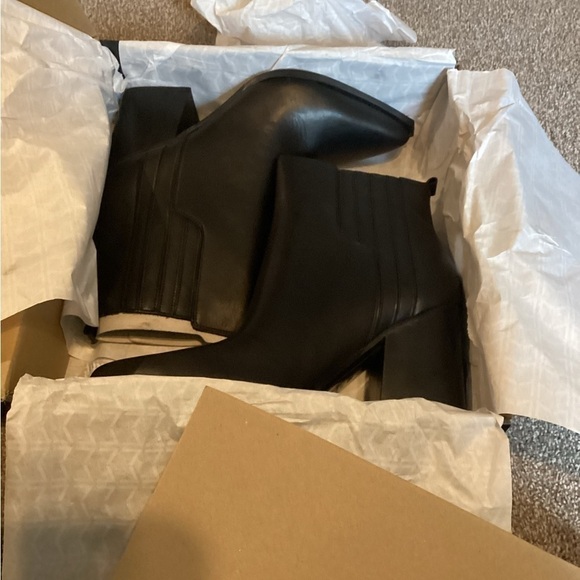 NWT Marc Fisher Oshay Bootie Leather Chelsea Boot Stacked Heel Pointed Toe 10M - Picture 2 of 6
